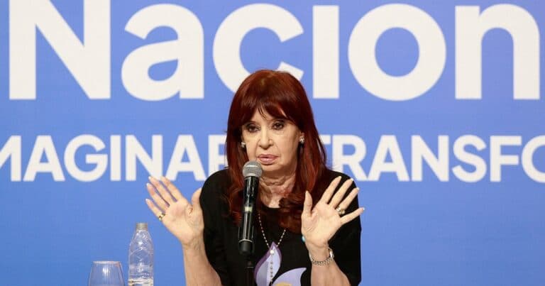 Tras el festejo oficial por el desembolso del FMI, Cristina Kirchner comparó a Milei con De la Rúa: «Disculpá que te escupa el asado»