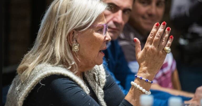 Elisa Carrió cruzó fuerte a Luis Caputo por la situación del hospital Garrahan: «Vas a terminar preso»