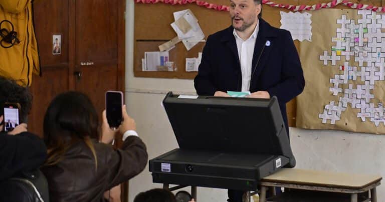 Leandro Santoro votó en San Cristóbal y condenó el falso video de Macri: «Con la democracia no se juega al fleje, esto es grave»