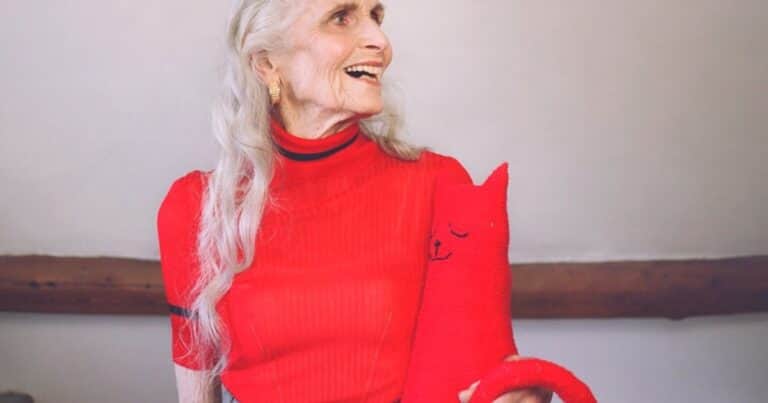 Tiene 96 años y un récord Guinness como la modelo más longeva del mundo: casi no usa maquillaje y se ríe de su edad