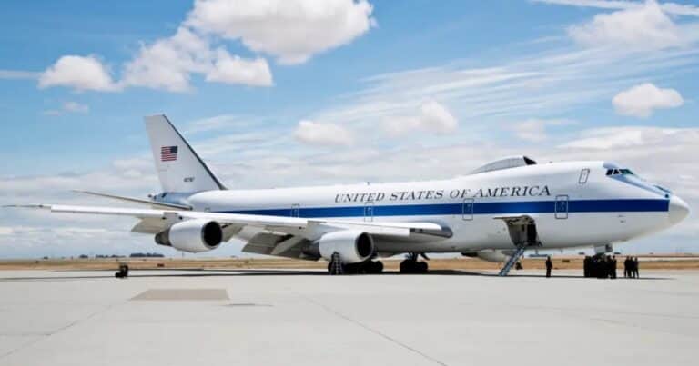 Cómo es el Boeing E-4B, el «Avión del Juicio Final», que usa el presidente de Estados Unidos en caso de emergencia mundial