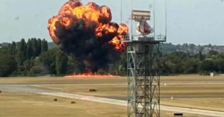 El impactante video de una avioneta que se estrelló tras despegar y provocó un incendio devastador