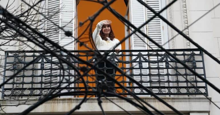 La Cámara de Casación resolvió que Cristina Kirchner debe seguir con tobillera y visitas restringidas, pero seguirá en San José 1111