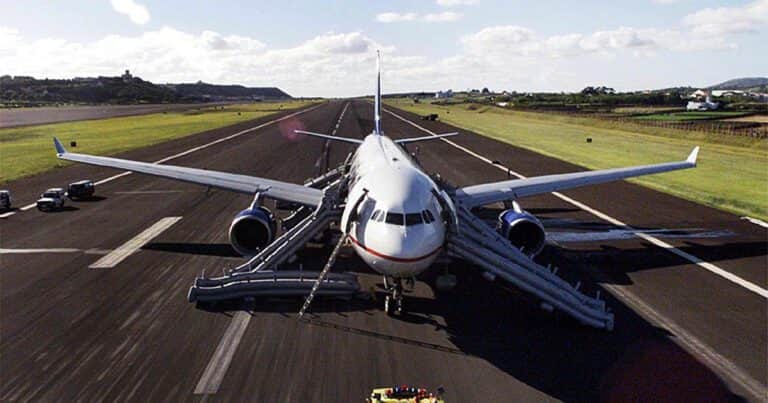 Accidente aéreo histórico: un avión se quedó sin combustible y planeó más de 100 kilómetros hasta aterrizar en las islas Azores