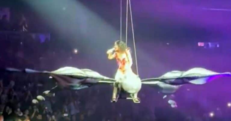 Katy Perry sufrió un aterrador percance en pleno show: el instante que casi termina en tragedia por el fallo de una mariposa gigante