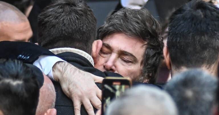 Javier Milei participó del acto por el atentado a la AMIA y dijo: “No vamos a parar hasta que se haga justicia”