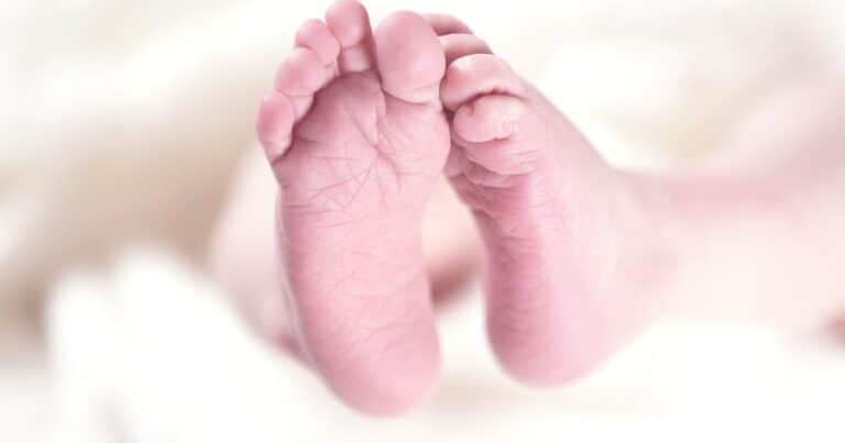 Un nene de 6 años mató a una bebé recién nacida: creyó que era una muñeca