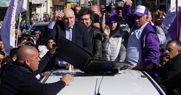 Lo que dejó la agresión a Milei en las calles de Lomas: insultos entre militantes, pocos policías y una segunda vuelta que no llegó
