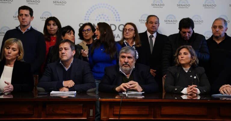 El peronismo mete presión a los gobernadores y avisa que si apoyan los vetos de Milei serán «los nuevos Kueider»