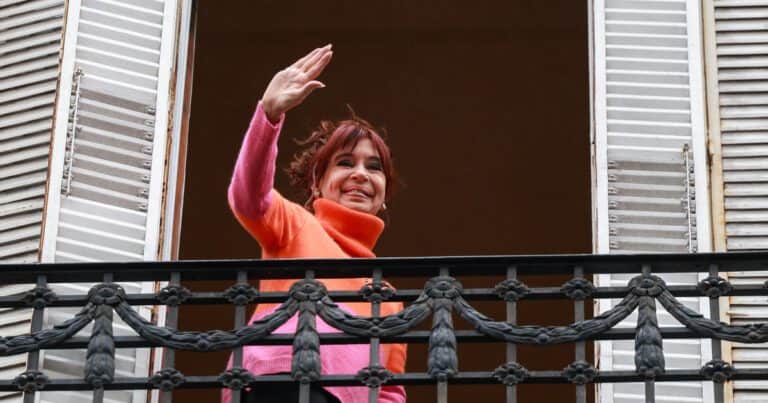 «Qué quilombo se te armó… y no te lo digo por la coima de tu hermana»: Cristina Kirchner criticó a Javier Milei por intervenir en el mercado cambiario