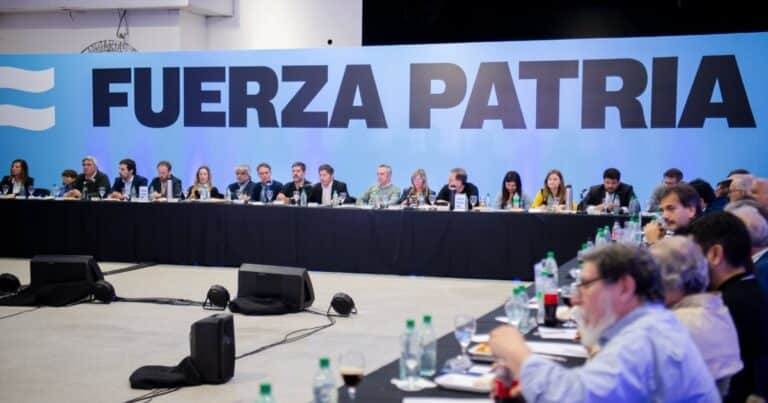 Los intendentes peronistas se comprometen a jugar: «El 7 de De Paul», los remises y la estrategia para la Boleta Única de Papel