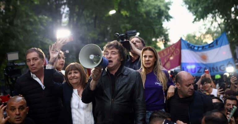 Rodeado de sus candidatos, Milei cierra la campaña en Rosario y apuesta a un repunte en las provincias clave