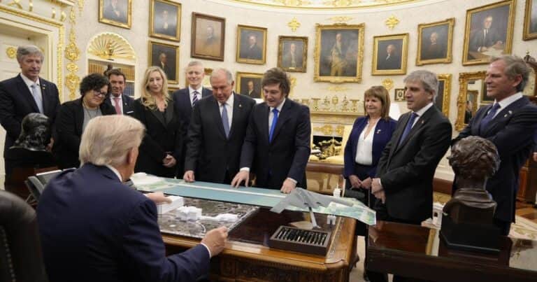 Cumbre entre Milei y Trump: visita guiada al Salón Oval, un momento de zozobra y el aliado «superstar»
