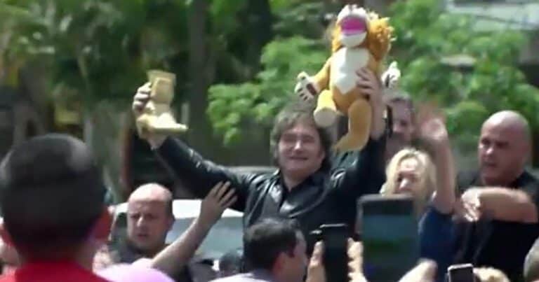 El «regalo» alusivo a Cristina Kirchner que Milei recibió en Chaco: «Es libertad o tobillera»