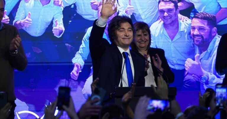 The Wall Street Journal analizó la contundente victoria de Milei: «Los barrios marginales abandonaron al peronismo»