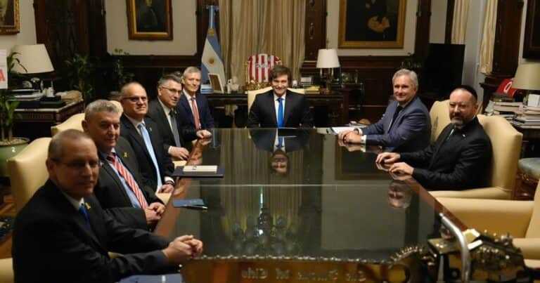 Javier Milei contra el «Chiqui» Tapia: ahora el Presidente puso la camiseta de Estudiantes en el sillón de Rivadavia