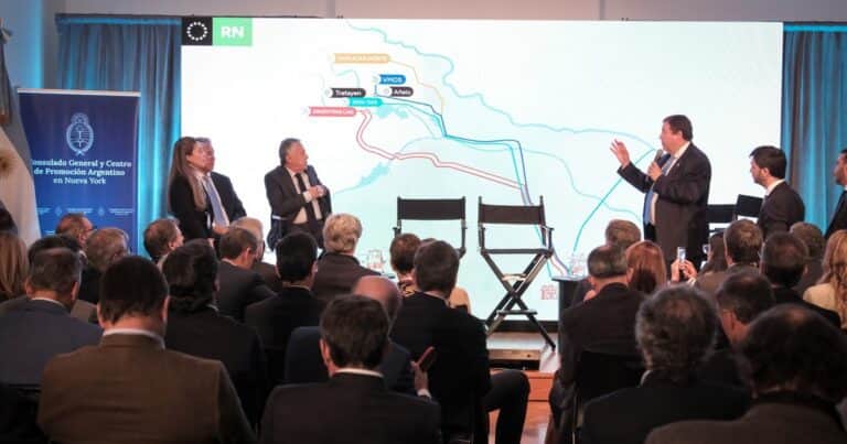 El saldo de los gobernadores en Nueva York: consenso de cara a los inversores, agradecimientos a Caputo y reclamos subterráneos