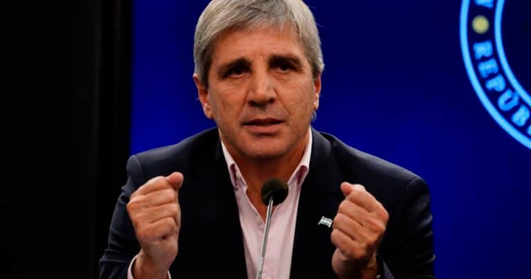Caputo aseguró que la baja de retenciones no dependerá del nivel de recaudación y que no cambiará la meta fiscal