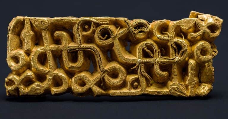 Durante una caminata en Noruega, un hombre halló una pieza de oro de 1500 años que probablemente pertenecía a un poderoso jefe tribal