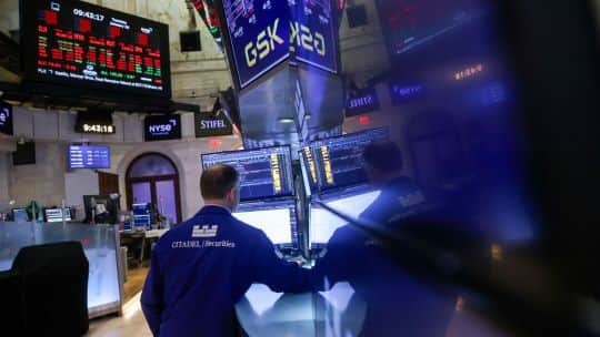 El petróleo volvió a bajar de US$100 y las bolsas suben por expectativas de paz y un nuevo impulso de la IA