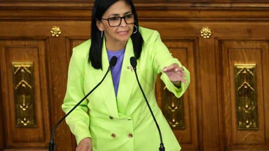Exiliados regresan a Venezuela en una apertura política limitada