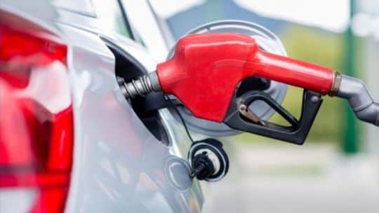 La venta de nafta cayó a su nivel más bajo desde 2023 y el impuesto a los combustibles se disparó más de 1.300%