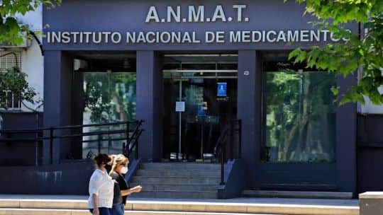 La ANMAT prohibió la distribución, venta y uso de cualquier medicamento o producto médico producido por una marca específica