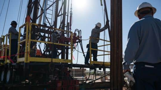 El petróleo volvió a los US$100 por la escalada en Medio Oriente y agita el temor por la inflación global
