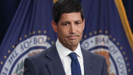 Fed sube tasas para contener la inflación pese a las presiones de Trump