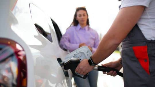 Petroleras aumentaron las naftas y empujan a YPF a ponerle presión a la inflación