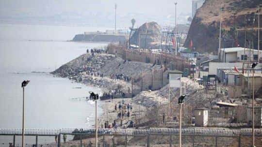 RDC: el traslado de inmigrantes en Ceuta terminó con corridas, heridos y campamentos desbordados