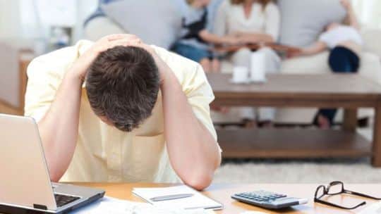 Encuesta: la mitad de los argentinos que se endeudan tiene más de un empleo