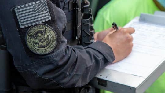 EE.UU. busca a migrantes deportados en México y Centroamérica para cobrar multas