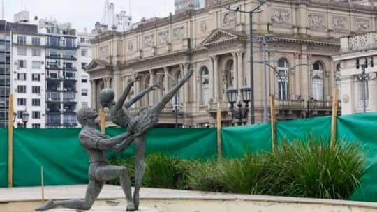 A 55 años de la tragedia del Ballet Estable del Colón, vuelven a restaurar la fuente de Plaza Lavalle