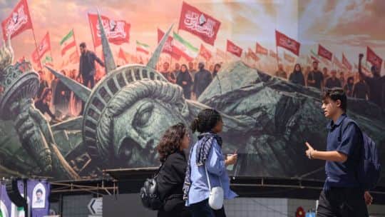 Irán responde a los bombardeos de EE.UU. con ataques contra bases en el Golfo