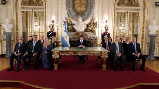 La jugada "malvinera" de Santiago Caputo agita a un Congreso que Milei necesita bajo control