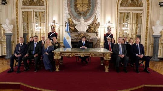 La jugada "malvinera" de Santiago Caputo agita a un Congreso que Milei necesita bajo control