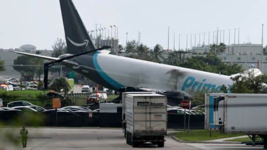 Un avión de carga se estrelló en el aeropuerto de Miami: al menos cinco muertos y vuelos cancelados