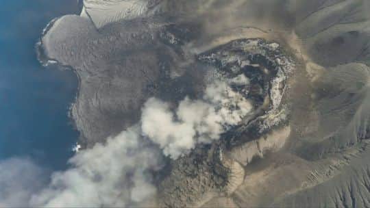 Columnas de ceniza del volcán Anak Krakatoa superaron los 15 kilómetros de altura y amenazan la seguridad de los aviones en Indonesia