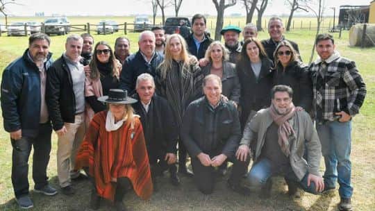 Rienda corta: Karina Milei hizo sociales junto a Santilli y Pareja en un festival de doma en Lincoln