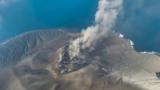 La erupción de un volcán en Indonesia deja 170.000 pasajeros varados y cientos de vuelos cancelados
