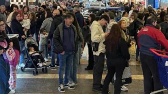 Milei pasó de Malvinas al patio de comidas de shoppings sin escalas: discuten en redes si las fotos tenían IA
