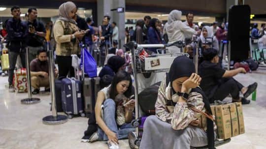 2.300 vuelos afectados y ocho aeropuertos cerrados por la erupción del volcán Krakatoa en Indonesia
