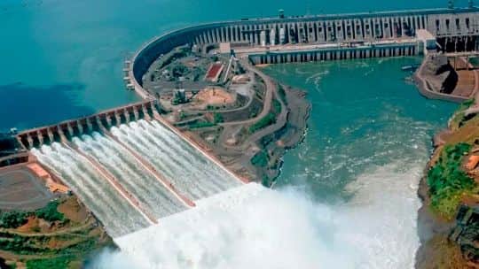 La represa binacional Itaipú abrió sus compuertas tras las abundantes lluvias registradas producto de El Niño