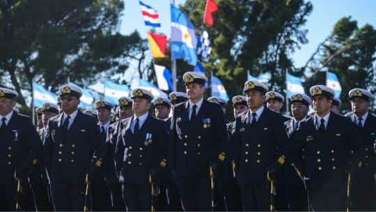 Separan a trece miembros de la Armada tras una denuncia por fraude de $938 millones en sueldos