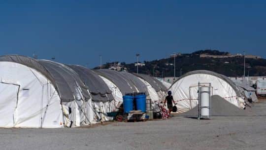 Estampida, avalanchas y caos durante el traslado de miles de migrantes marroquíes a un campamento temporario en Ceuta
