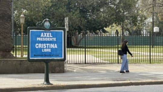 Aparecieron carteles de “Axel presidente” y “Cristina libre” en Recoleta