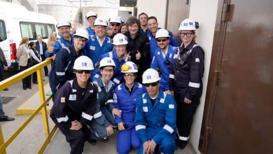 Milei visitó Bahía Blanca para mostrar las inversiones del RIGI: recorrió la planta de Mega
