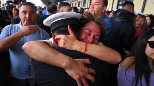 Símbolo argentino: volvió la Fragata Libertad y en el puerto porteño todo fue emoción y abrazos