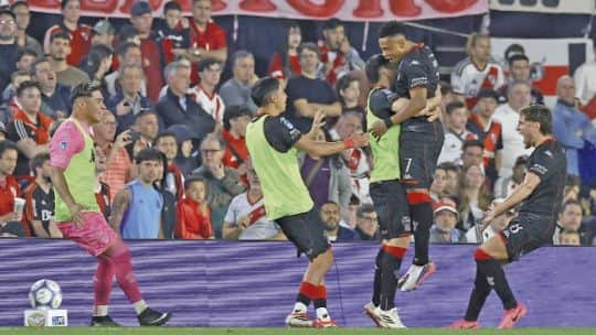 Se terminó la primavera: River cayó ante Huracán y volvieron las dudas